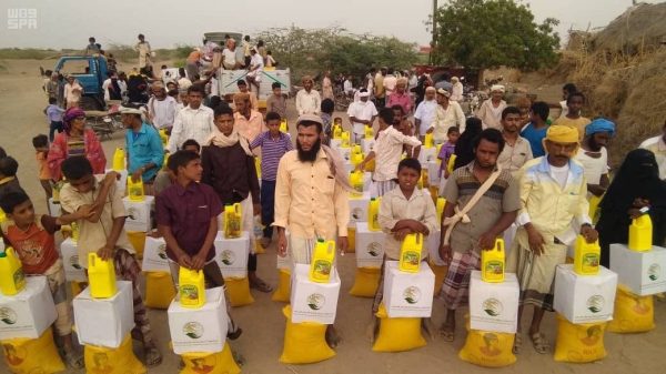 مركز الملك سلمان للإغاثة يواصل توزيع السلال الغذائية على النازحين في الحديدة