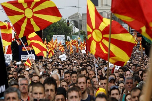 المقدونيون يحتجون على تغيير اسم بلدهم
