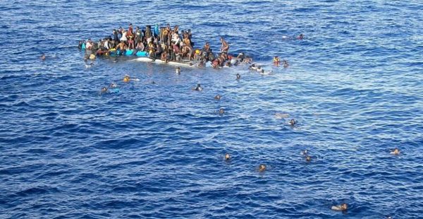 البحرية الليبية تنقذ 301 مهاجرا غير شرعي