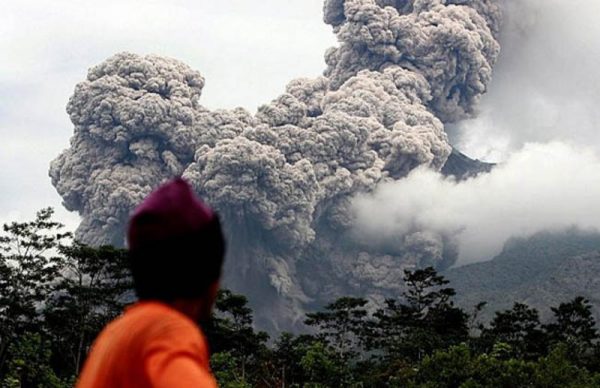 إندونيسيا ترفع مستوى التحذير للطيران جراء ثوران بركاني في جزيرة جاوة
