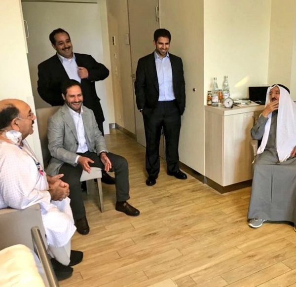 أمير دولة الكويت يقوم بزيارة ابنه الشيخ ناصر بن صباح الأحمد في ألمانيا