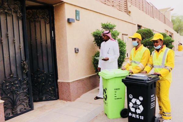 أمانة الرياض تستكمل توزيع حاويات للمواد العضوية مجاناً على المنازل