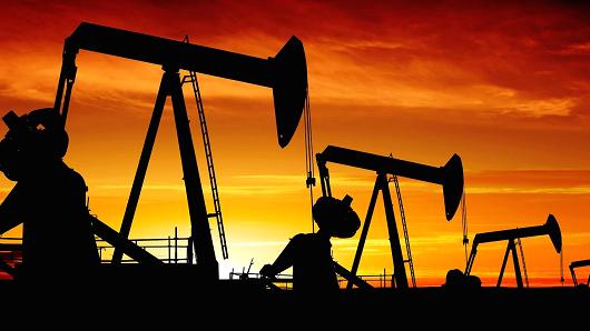 هبوط أسعار النفط بعد أكبر انخفاض شهري له في عامين
