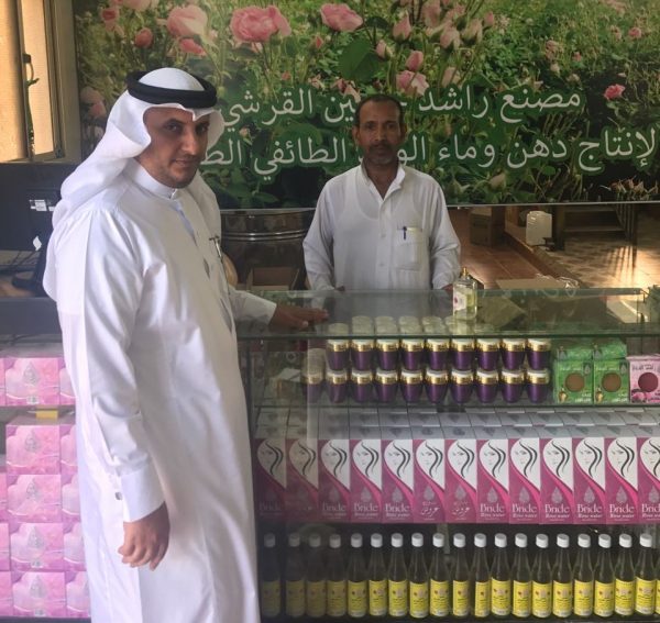 مدير سياحة الطائف يزور المعامل التقليدية لإنتاج عطر الورد