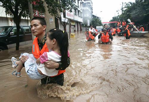 مصرع “20” شخصاً وتضرر “8700” منزل ومنشأة جراء فيضانات بالصين