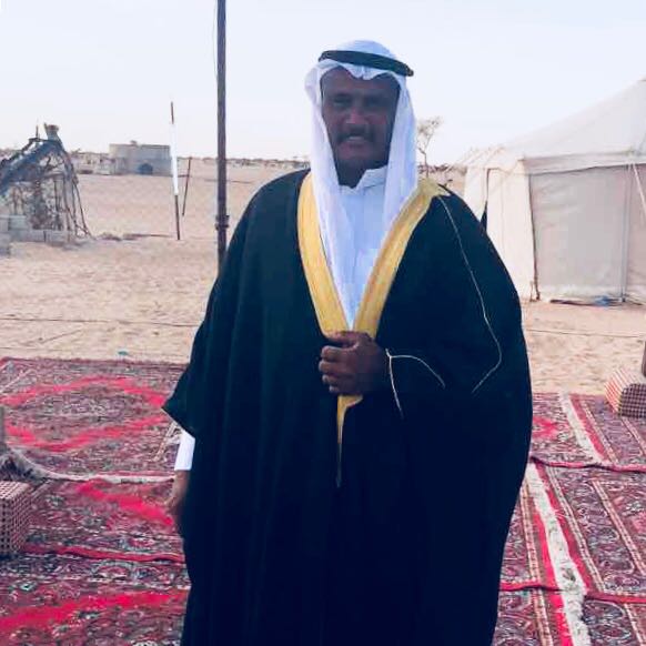أبناء مواطن سعودي يقيمون حفلاً بمناسبة زواج راعي مواشيهم