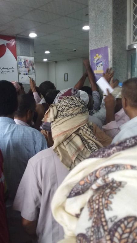 المالية اليمنية تصرف راتب شهرين لموظفي محافظة الحديدة