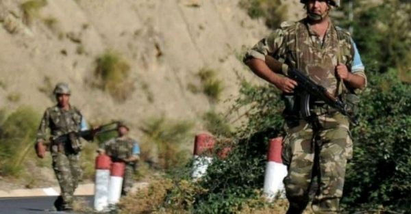 الجيش الجزائري يدمر قنابل تقليدية الصنع ومخابئ للإرهاب