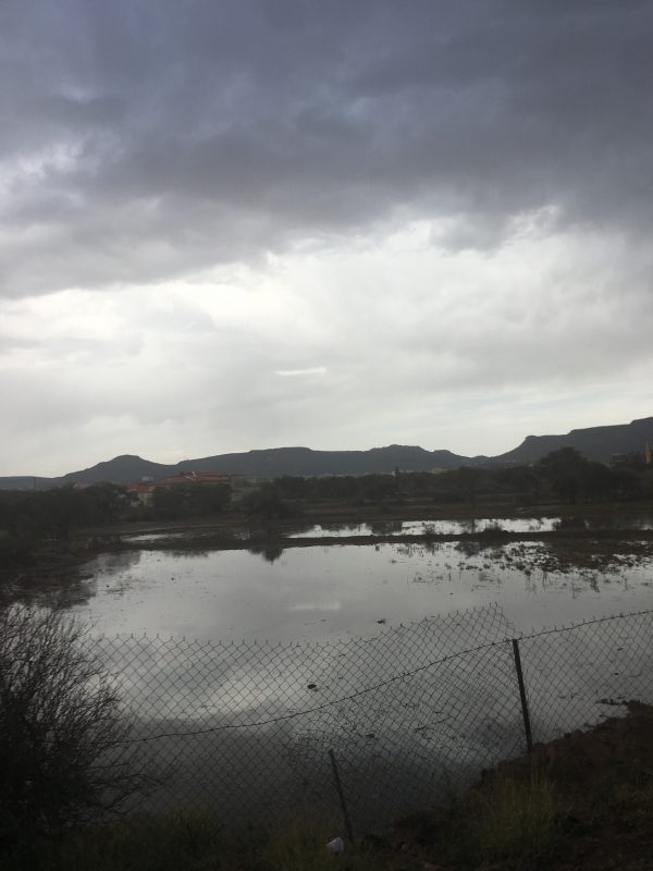 بالصور .. هطول أمطار متفرقة على منطقة عسير
