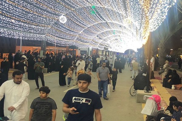 إقبال متزايد على فعاليات شارع الضوء واللون بخميس مشيط