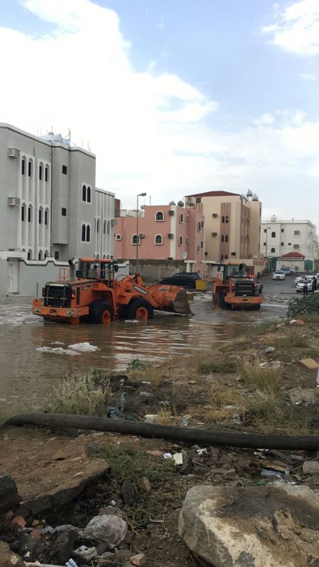 مدني عسير يباشر إغلاق عبارة لتصريف المياه بسبب الأمطار بخميس مشيط