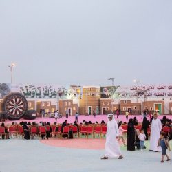 أبناء مواطن سعودي يقيمون حفلاً بمناسبة زواج راعي مواشيهم