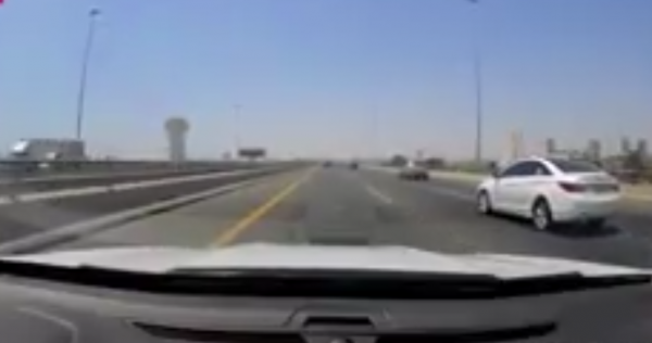 بالفيديو.. مواطن ينجو من حادث بسبب الجوال