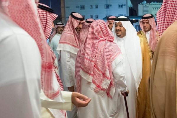 أمير الرياض بالنيابة يقدم العزاء في وفاة حجاب بن نحيت