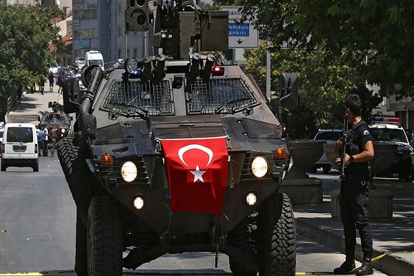 السلطات التركية تعتقل مئات المحتجين في إسطنبول