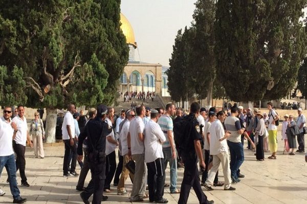 العشرات من المستوطنين اليهود يقتحمون المسجد الأقصى