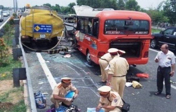 مصرع وإصابة “15” شخصًا في حادث تصادم شاحنة بحافلة شمال فيتنام