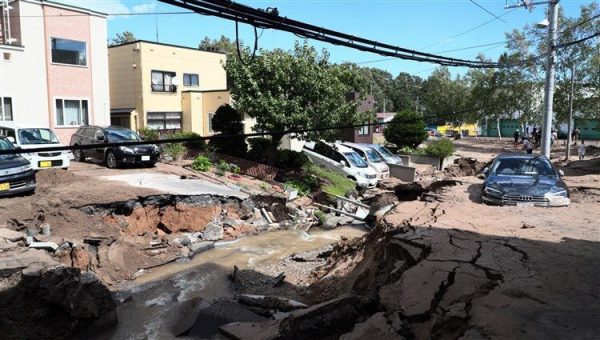 زلزال بشمال اليابان يُفقِد 32 شخصاً ويُصيب أكثر من 100ويؤدي لانهيارات منازل