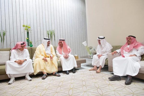 سمو نائب أمير الرياض يقدم العزاء لأسرة الجميح والرويتع