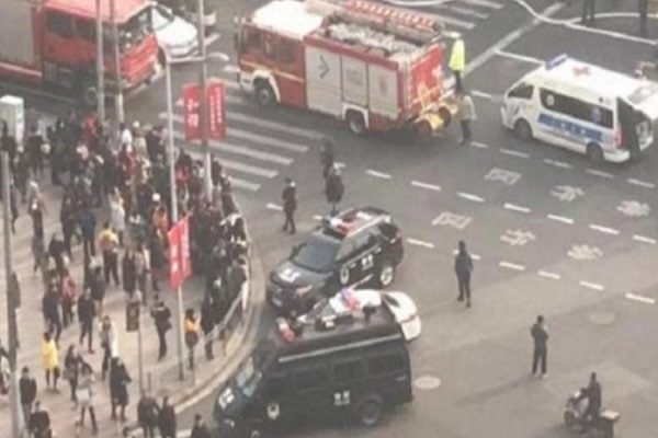مقتل وإصابة “55” شخصاً إثر اقتحام سيارة ساحة مكتظة بالصين