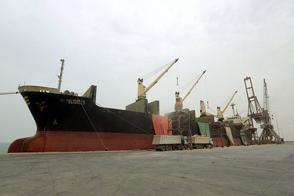 ميليشيات الحوثي الانقلابية تحتجز “10” سفن نفطية وتجارية في ميناء الحديدة