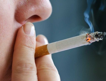 باحثون يكشفون “العلاقة القاتلة” بين السكر والسجائر
