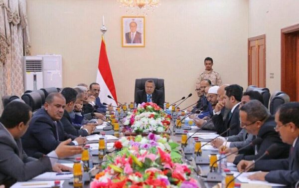 الحكومة اليمنية تكشف عن احتجاز مليشيا الحوثي الانقلابية عشر سفن نفطية وتجارية في ميناء الحديدة