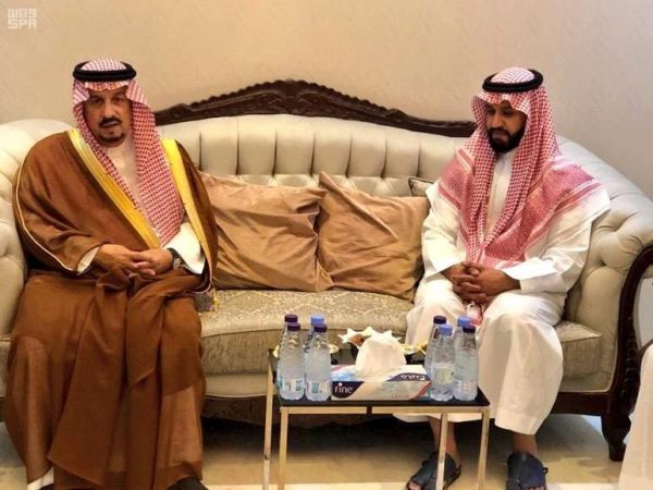 الأمير فيصل بن بندر يقدم العزاء لأسرة الصبيحي