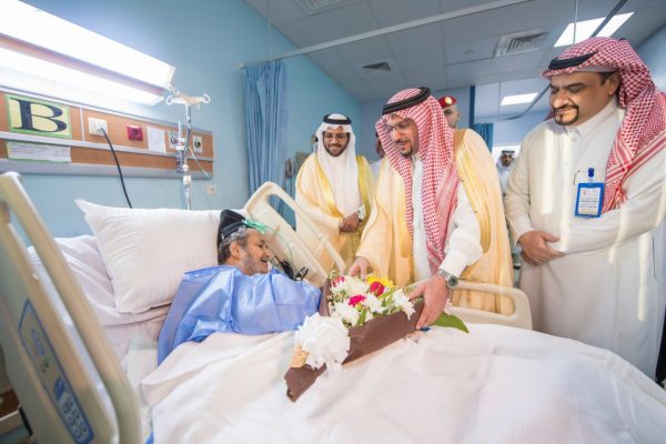 أمير منطقة القصيم يزور مريض السمنة المواطن يحيى ويطمئن على حالته الصحية