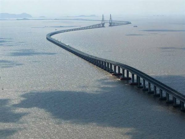 افتتاح أطول جسر مائي في العالم بالصين