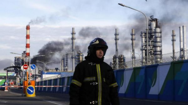 إخماد حريق بمصفاة لتكرير النفط في موسكو