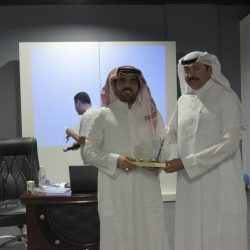 وزير الإعلام البحريني يستنكر الدور الخبيث من الإعلام القطري في تشويه صورة ولي العهد السعودي