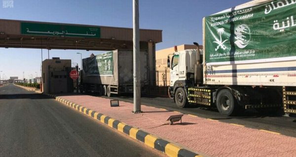 عبور 6 شاحنات إغاثية مقدمة من مركز الملك سلمان للإغاثة منفذ الوديعة تستهدف محافظة تعز