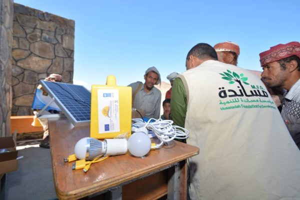 مؤسسة مساندة توزع 300 منظومة مصابيح شمسية بمحافظة أبين