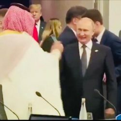 بالفيديو .. بوتين بكل حماسه يصافح ولي العهد بحرارة