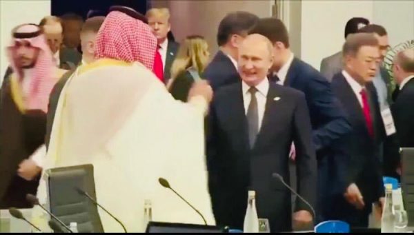 بالفيديو .. بوتين بكل حماسه يصافح ولي العهد بحرارة