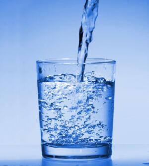 الإفراط في شرب الماء قد يسبب تسمم ويؤدي للوفاة