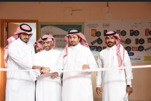 مدير تعليم شرق الرياض يدشن برنامج بسطات بمتوسطة سيبوية