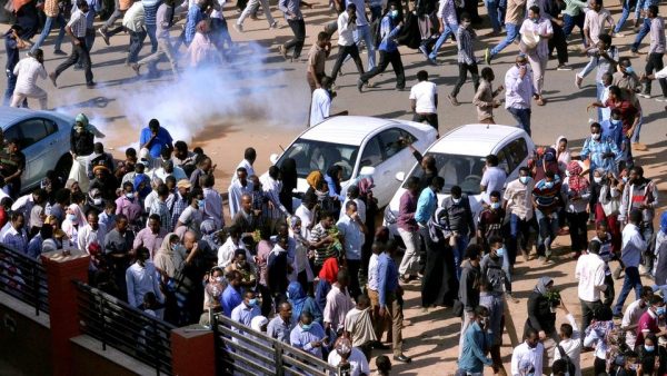 مظاهرات السودان تدخل يومها العاشر .. واستدعاء وزير الداخلية