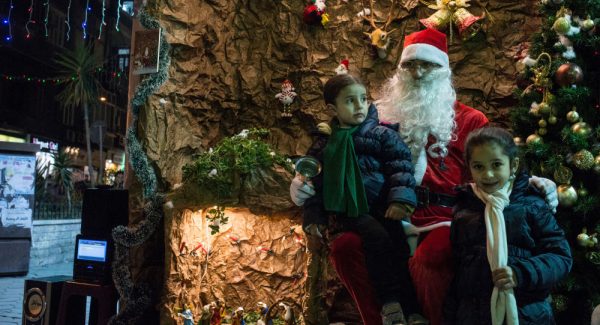 بابا نويل يهنئ الأطفال السوريين بالسنة الجديدة ويقدم لهم الهدايا
