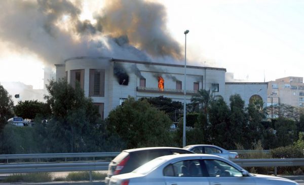 مقتل وإصابة 6 أشخاص إثر هجوم إرهابي على الخارجية الليبية
