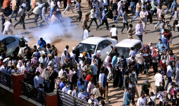 الأمن السوداني يمنع وصول المتظاهرين للقصر الرئاسي ومطالبة الرئيس بالتنحي