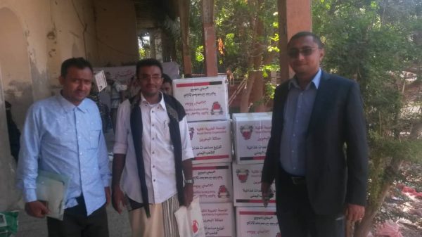 500 سلة غذائية لنازحي الحديدة في عدن مقدمة من المؤسسة الخيرية الملكية بالبحرين