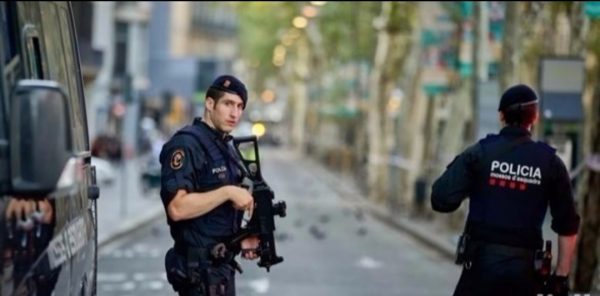 تجدد المواجهات بين الشرطة الإسبانية والمحتجين في برشلونة
