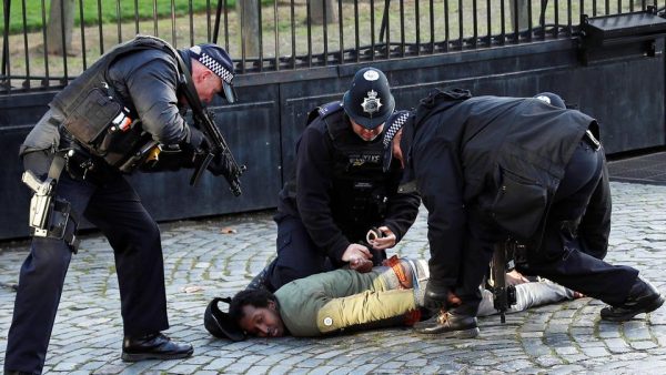 شرطة بريطانيا تعتقل مسلح في حرم البرلمان