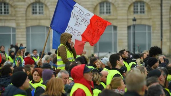 فرنسا تشتعل من جديد باحتجاجات السترات الصفراء