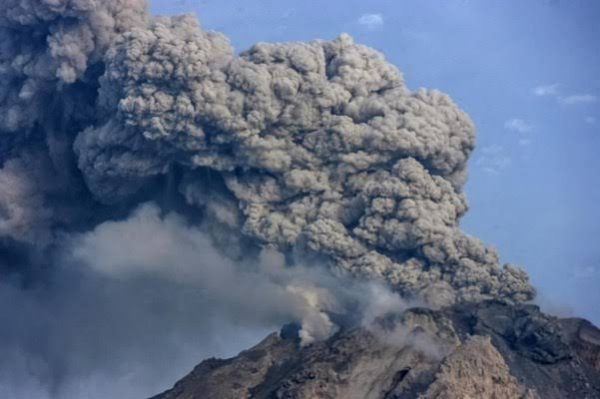 بركان جبل سوبوتان في جزيرة سولاويزي يثور ويرتفع رماده لثلاثة كيلومترات