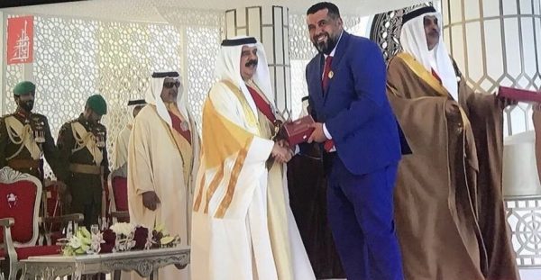 ملك البحرين يقلد الإعلامي “محمد العرب “وسام “العمل الوطني”