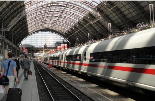 الشرطة الألمانية: تهديد بقنبلة على قطار وإجلاء 500 راكب