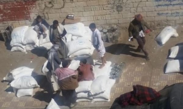 غضب يمني في مواقع التواصل جراء سرقة الحوثي المساعداتِ الإغاثية